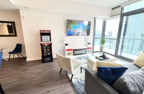 North Buckhead Apartment | Executive 3BR Buckhead Penthouse/Pool/Balcony/Walk to Lenox,Phipps Plaza & Marta
