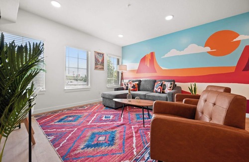 People's Freeway Condo | SLC Airport, Delta Center Townhome King BD Garage