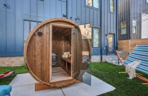 Hurwood Heights House | Hot Tub Poker Pool Table & Rooftop City MLS View