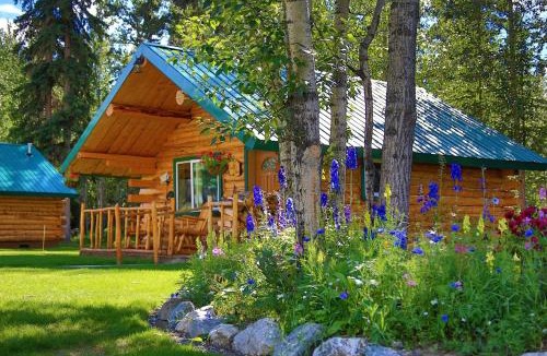 Mentasta Lake House | Scenic Luxury Lodge with 360° Mountain Views & Creekside Sauna Near Log Cabin Creek, Tok Alaska