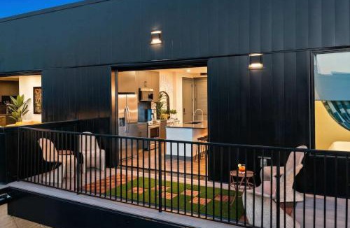 Rolling Mill Hill Apartment | Rooftop Deck & Skyline Views Downtown Penthouse