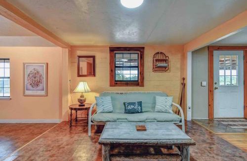 Glen Rose House | Habari 5BR Ranch House near Fossil Rim Cowboy Pool
