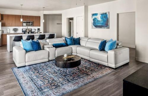 Rio Grande Apartment | Gorgeous 2BD 2BA Pool,Gym,Htub near Convention Ctr