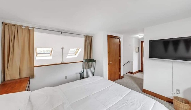 Bear Pass - Mountain View 4 Bedroom Home by RedAwning
