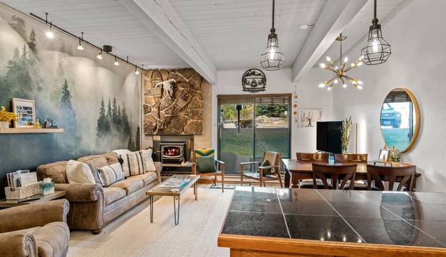 True Ski In/Out+HotTub-Pool-Gym-FreeShuttle-Wood Fireplace-Private Grill/Patio/Ski Locker-JustListed
