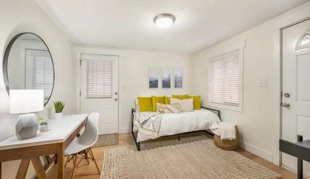 Cozy Home Away From Home! Cute Neighborhood - Off Street Parking