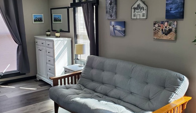 Contemporary king w/futon