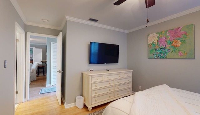 Lovely Condo in Gated Harbour Oaks walking distance to the Village