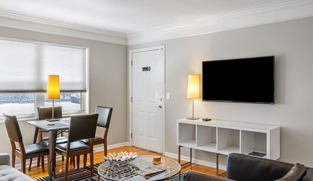 (BC1bL) Cute Condo, Walkable to Midtown, 1 Block from MARTA