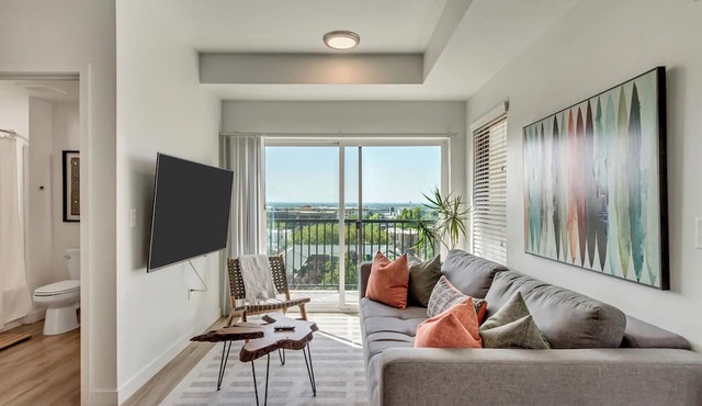 LCF - Downtown SLC - Penthouse - Queen + Daybed - Views - Gym/Hot Tub - Garage