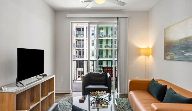 (S1BF) Rare Find - Bright and Modern 1-BR w/Free Parking