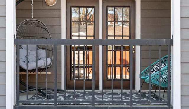 Best Location! Walk to Broadway & Downtown! Balcony-2 Car Parking-Laundry-Wi-fi