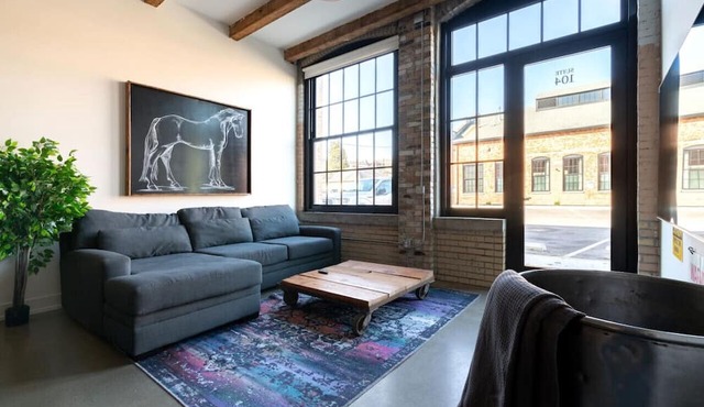 Spacious Industrial Flat - Short North