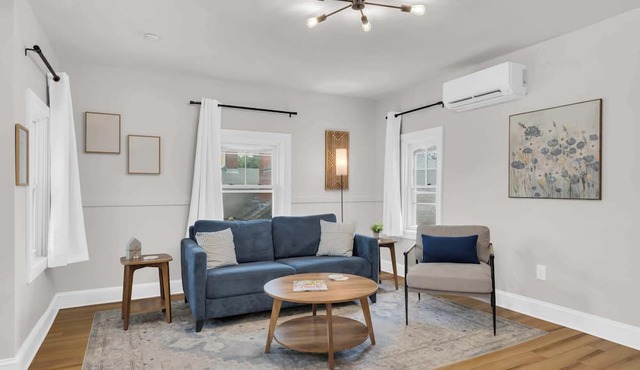 Jennifer's Modern & Comfy Broadway Walkable Stay