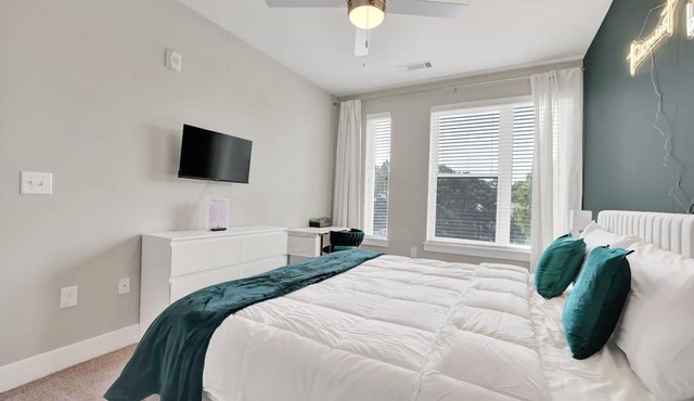 Luxury 2BR Retreat Near The Battery - 2 King Beds - FREE Parking