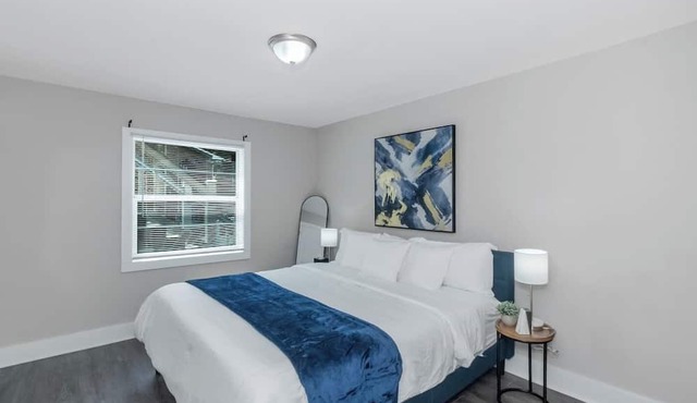 Central Buckhead 2BR apartment with king beds, full kitchen, fast Wi-Fi, and free parking — minutes from Lenox Square, Phipps Plaza, and top dining.