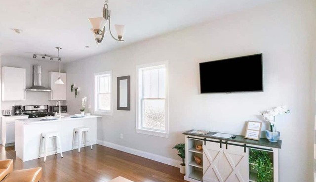 Jennifer's Modern Federal Hill Apt w/Private Deck