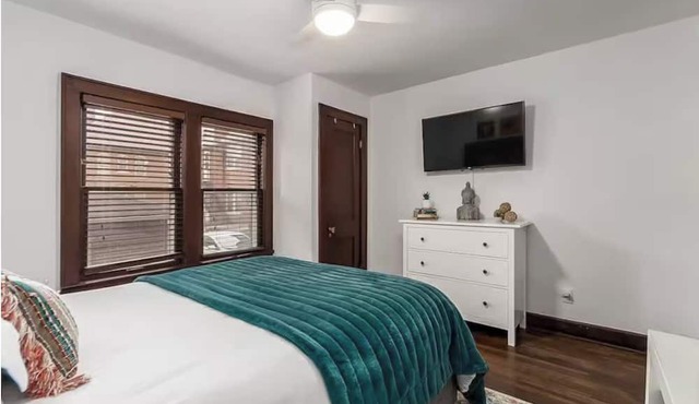 Short-North Gem, Entire Condo with Free Parking