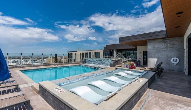 Downtown views! Amazing pool/gym/hottub Luxury apt