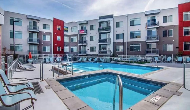 @home Near skiResort & downtown-FastWiFi-freeparking-Pool-Hottub-Gym-PETfriendly