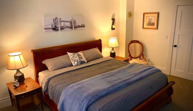 London Maisonette: Black Door Great space in a small town close to a big city!