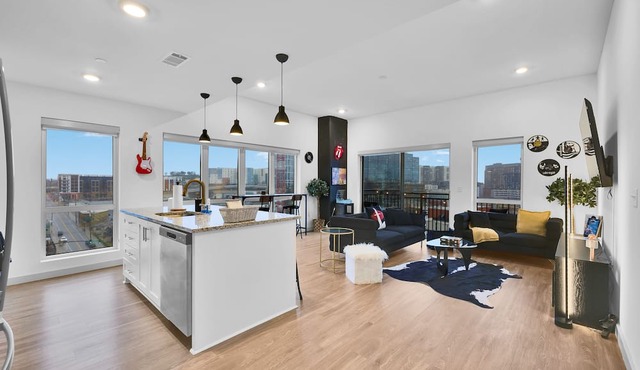 2BR Skyline Suite - Free Parking & Walk to Broadway
