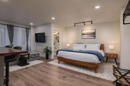 Downtown Nordic Studio - King Bed - Walkable