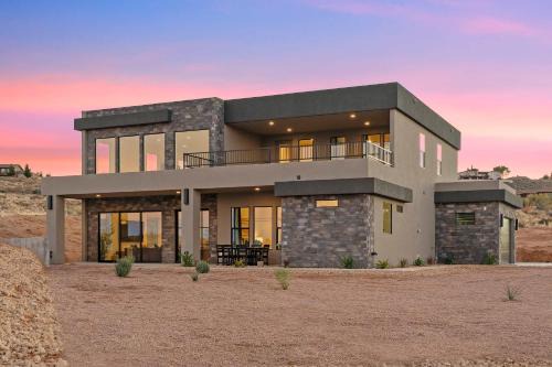 The Lookout- Luxe Hot Tub Firepit 50-Mile Views