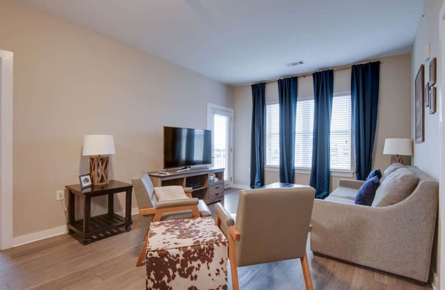 1 mile walk to Downtown* 2 bd/2 bth #403